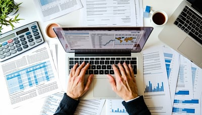 Ilustración de una persona revisando su correo electrónico en una laptop, rodeada de gráficos financieros y documentos legales.